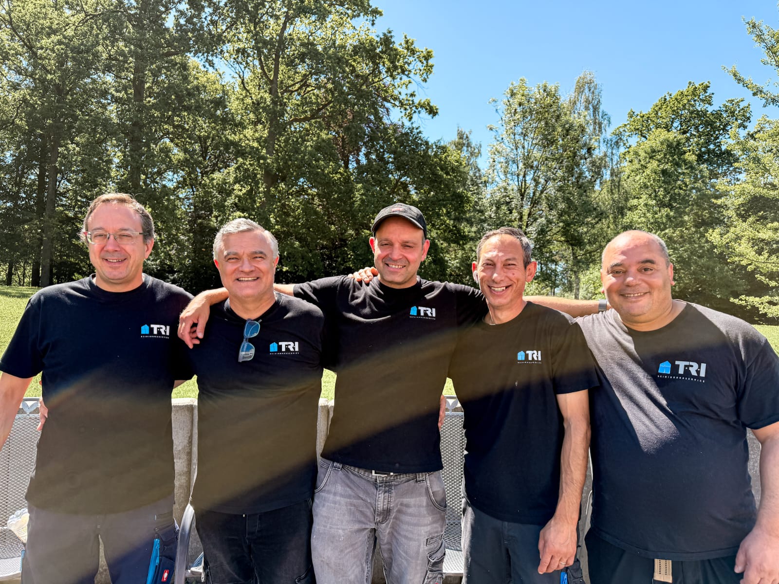 TRI Team vor Firmenfahrzeug